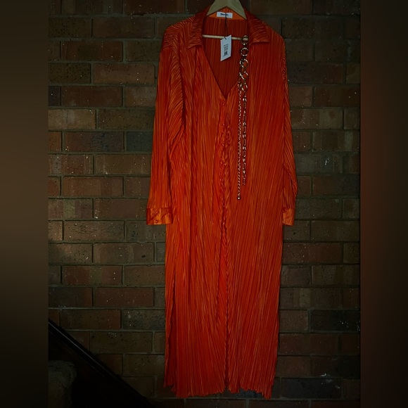 NWT Showpo oversized shirt/dress Orange in Colour with a gold style chain belt - Picture 4 of 9